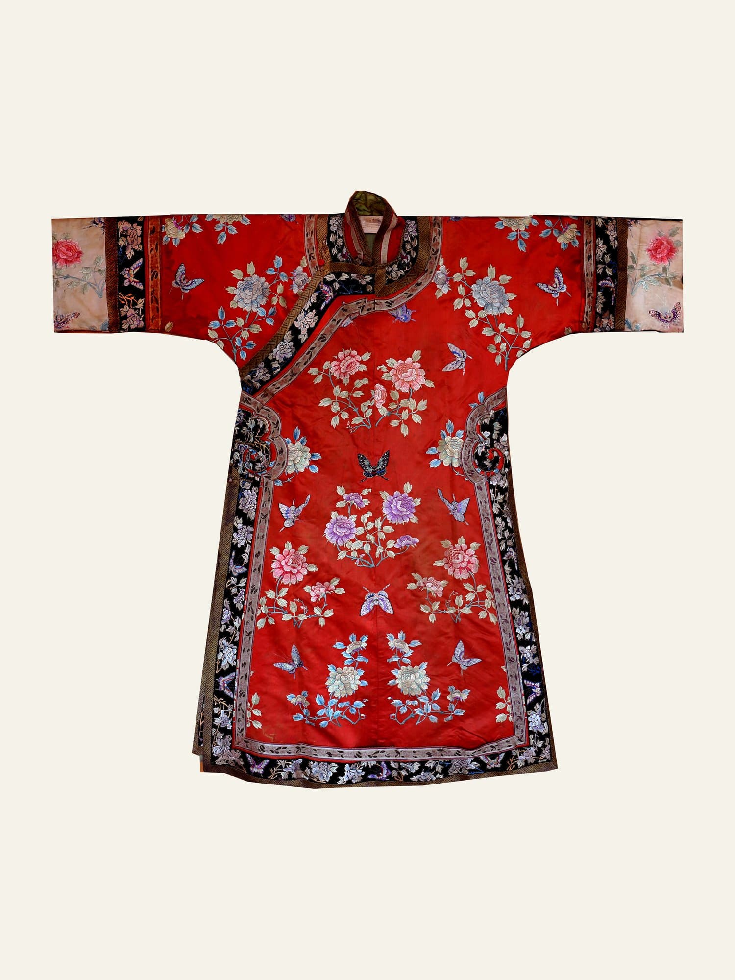 清代红地花卉纹氅衣 正面