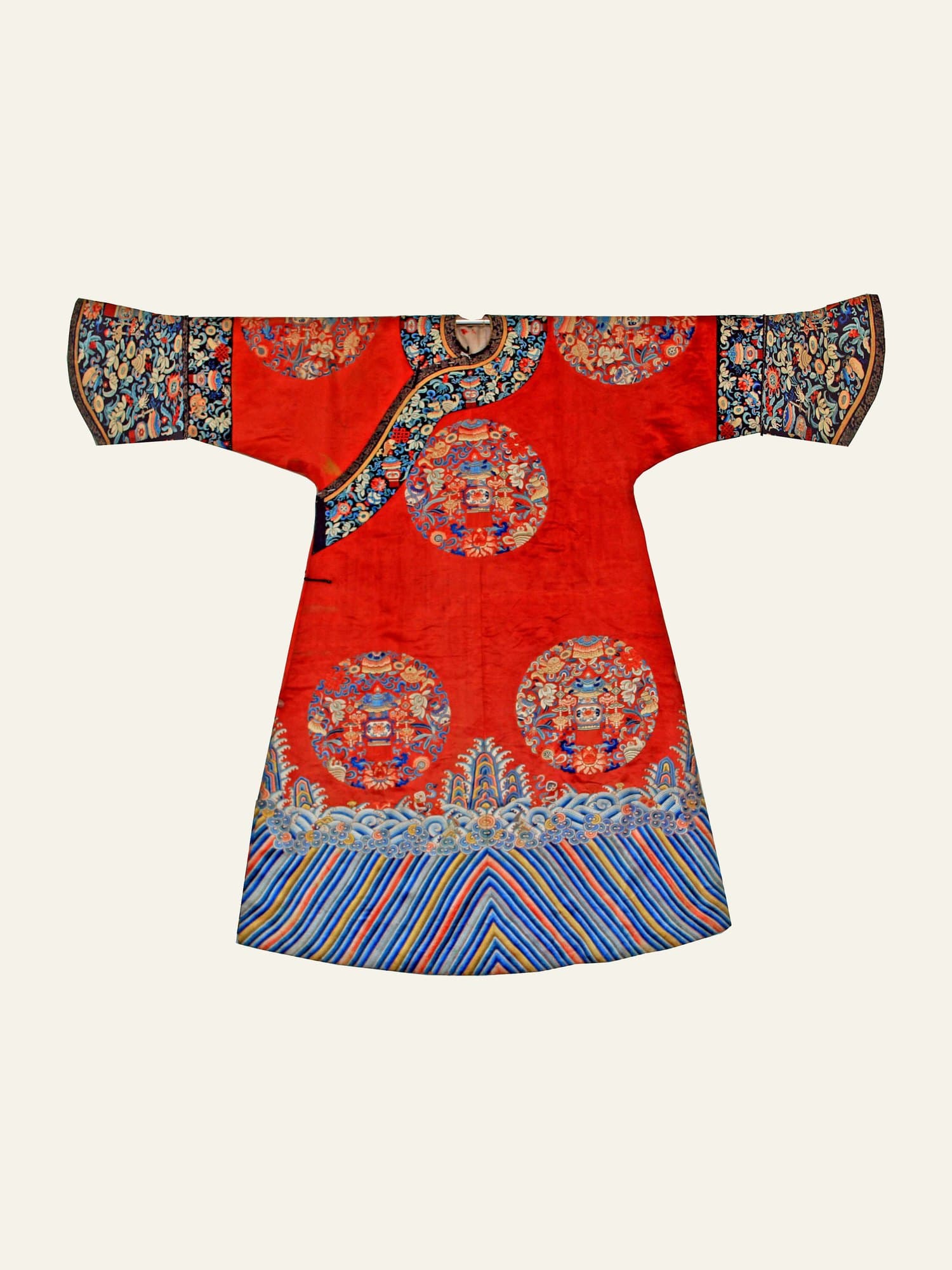 清代红地团花纹女吉服褂 正面