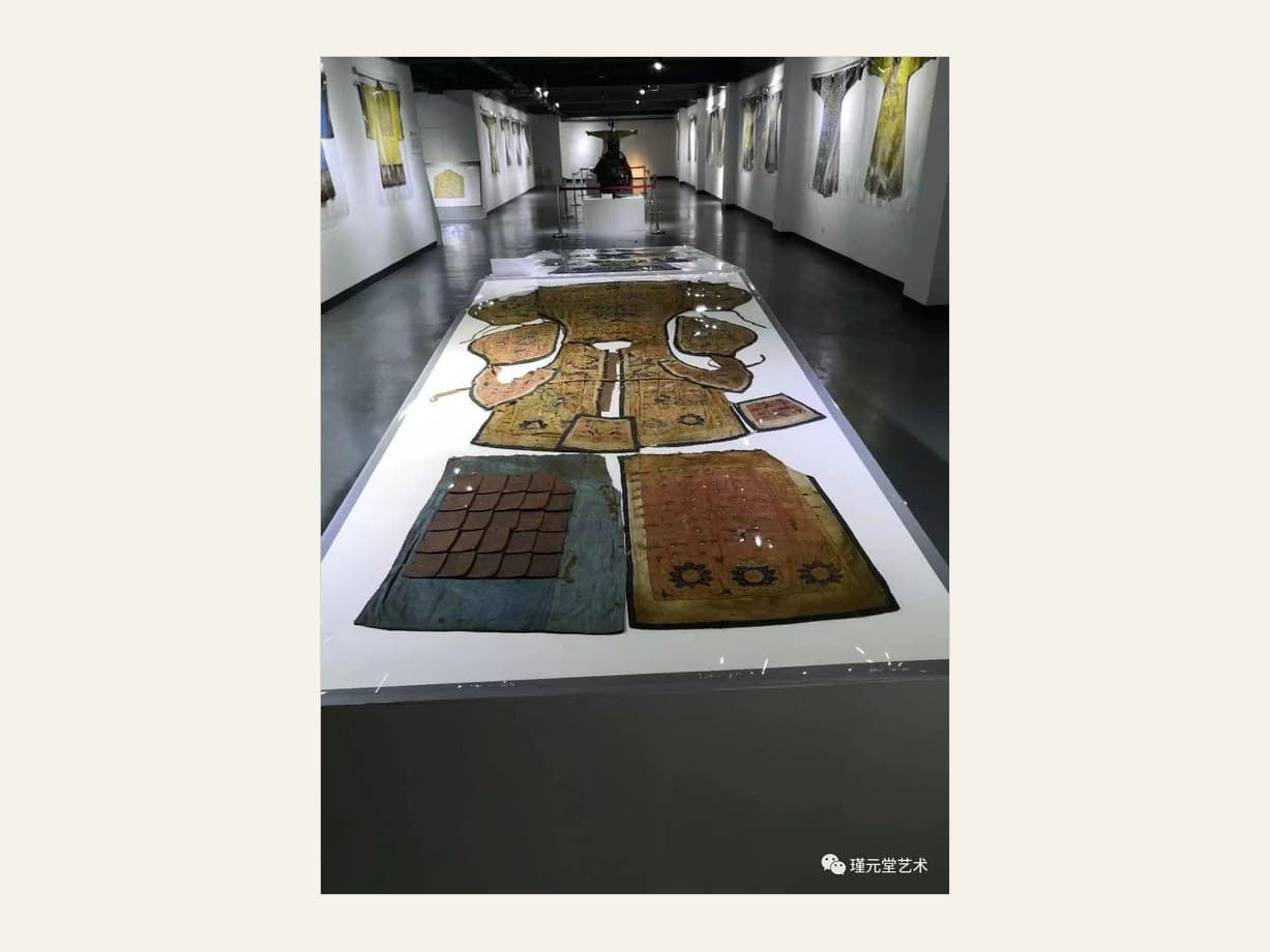 展厅内平陈的服饰与补子