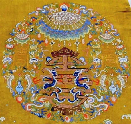 以蝙蝠与暗八仙环绕寿字的团花