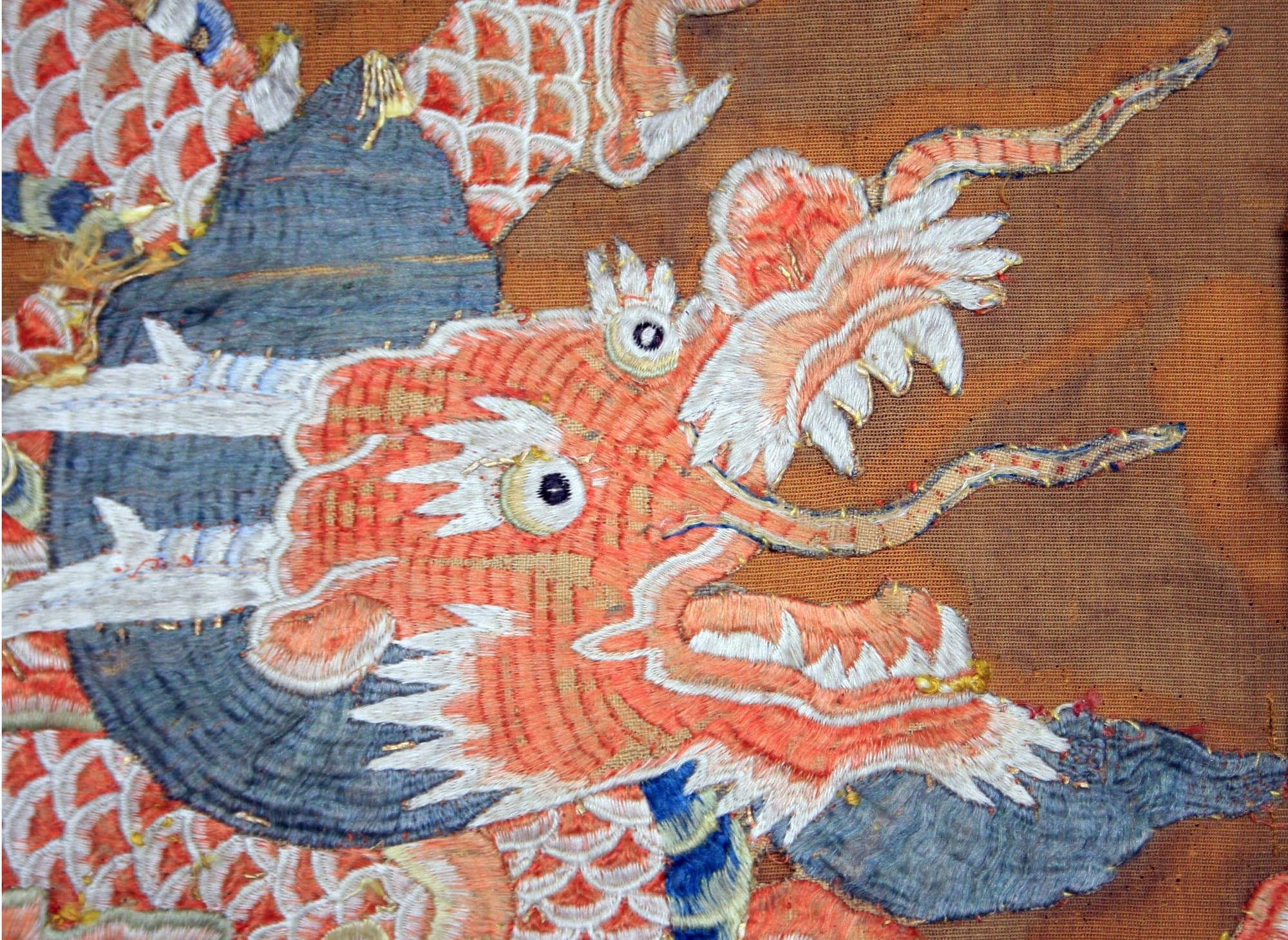刺绣龙首局部