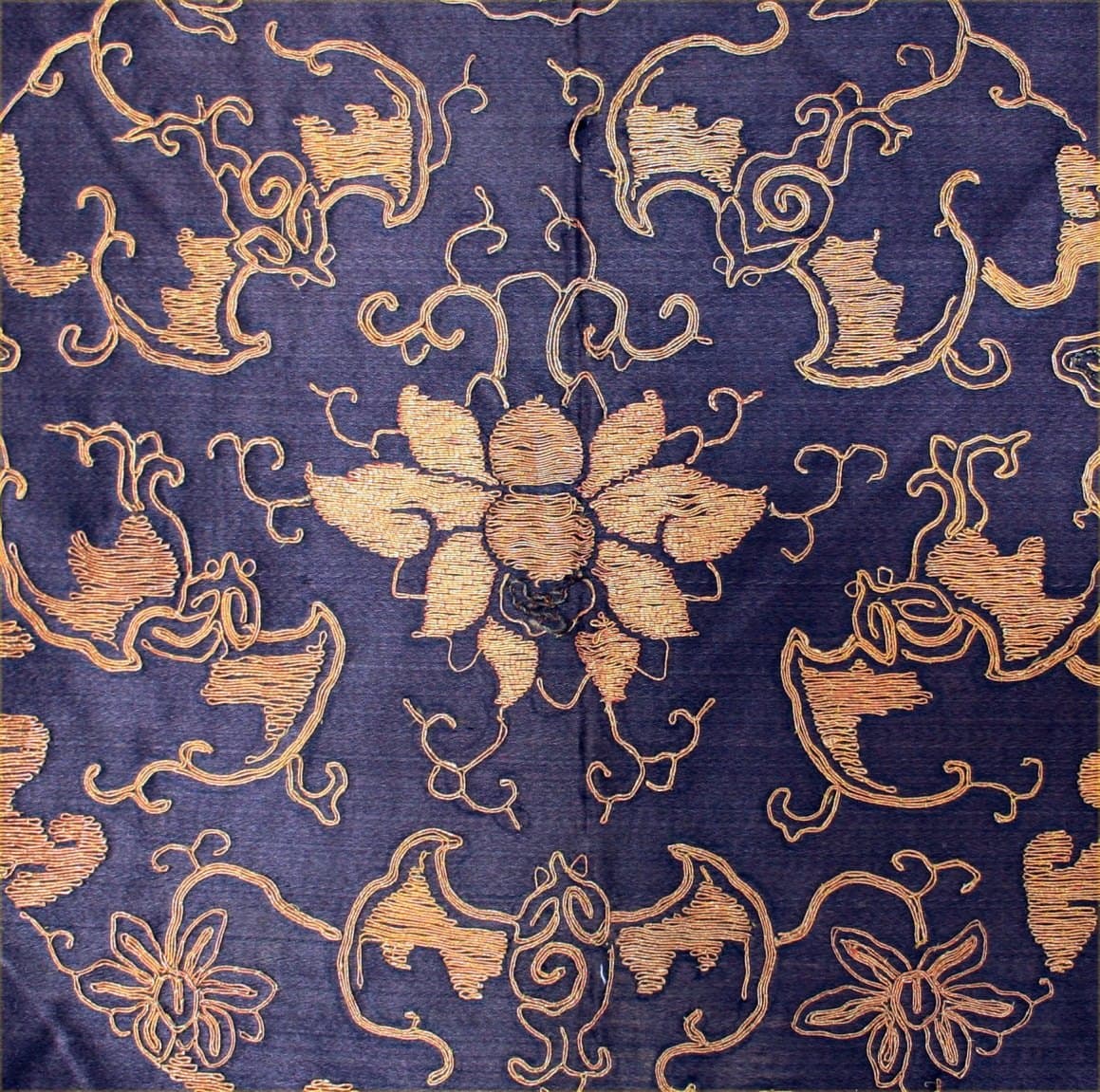 缠枝莲织金纹样